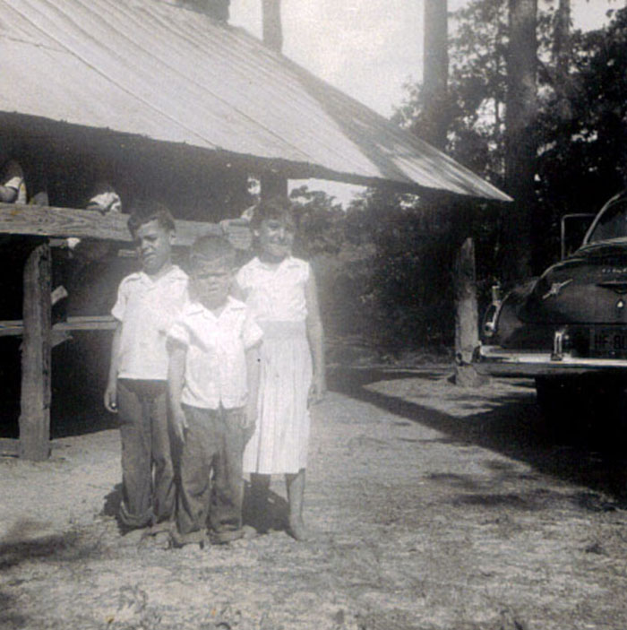Frieda Colleen Sampson Minner as a child, standing with other children.
